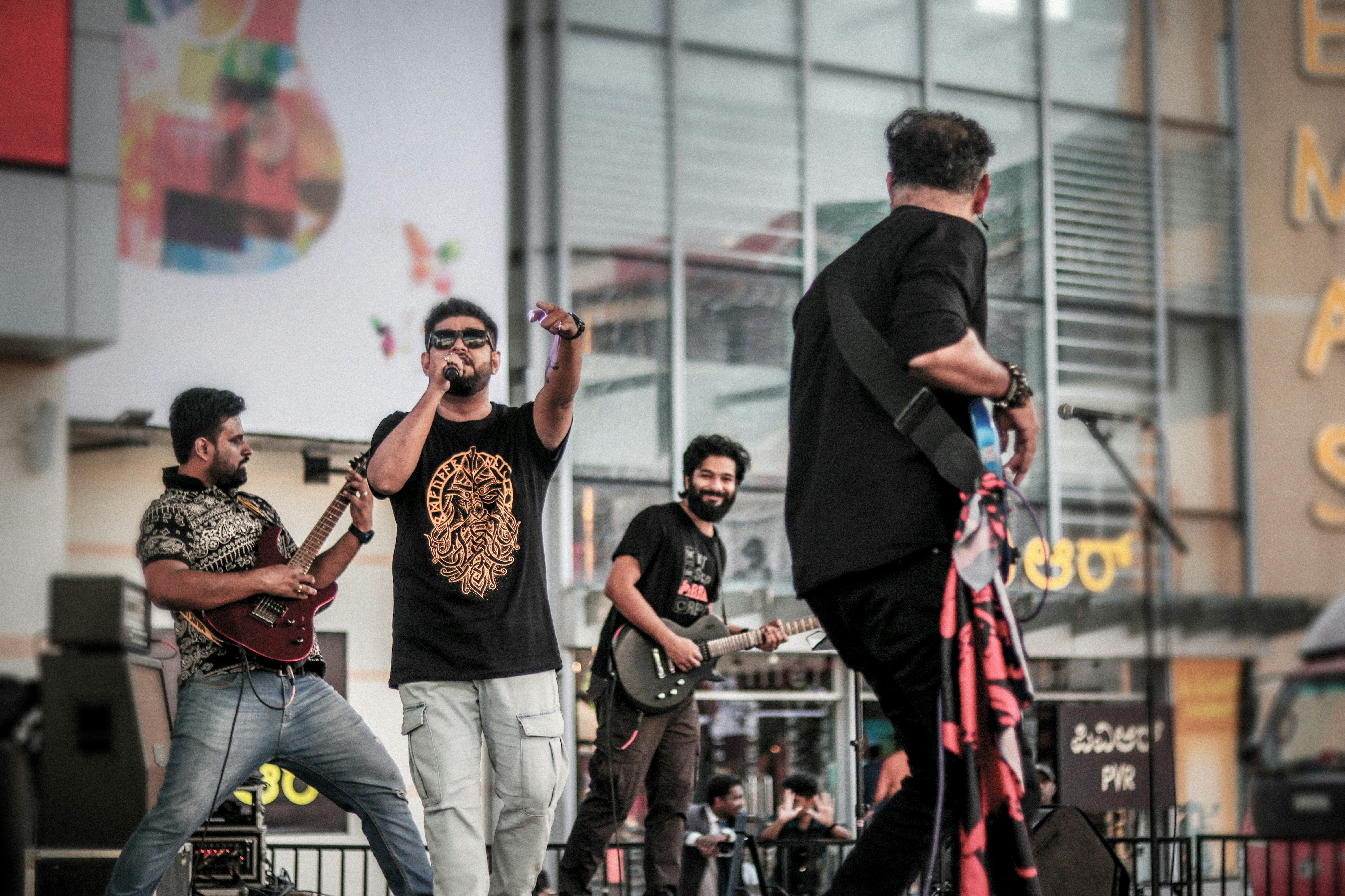 Band med 2 Gitarister og 1 Basist og en sanger koser seg mesn de spiler på en festival